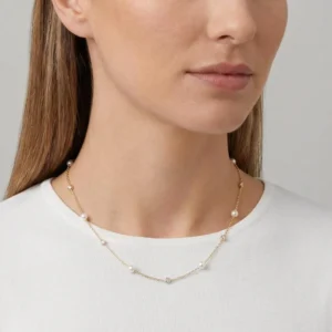 Goldene Halskette mit Perlen