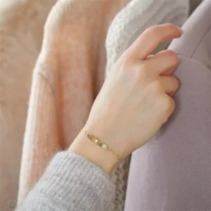 Goldenes Armband mit Gravur